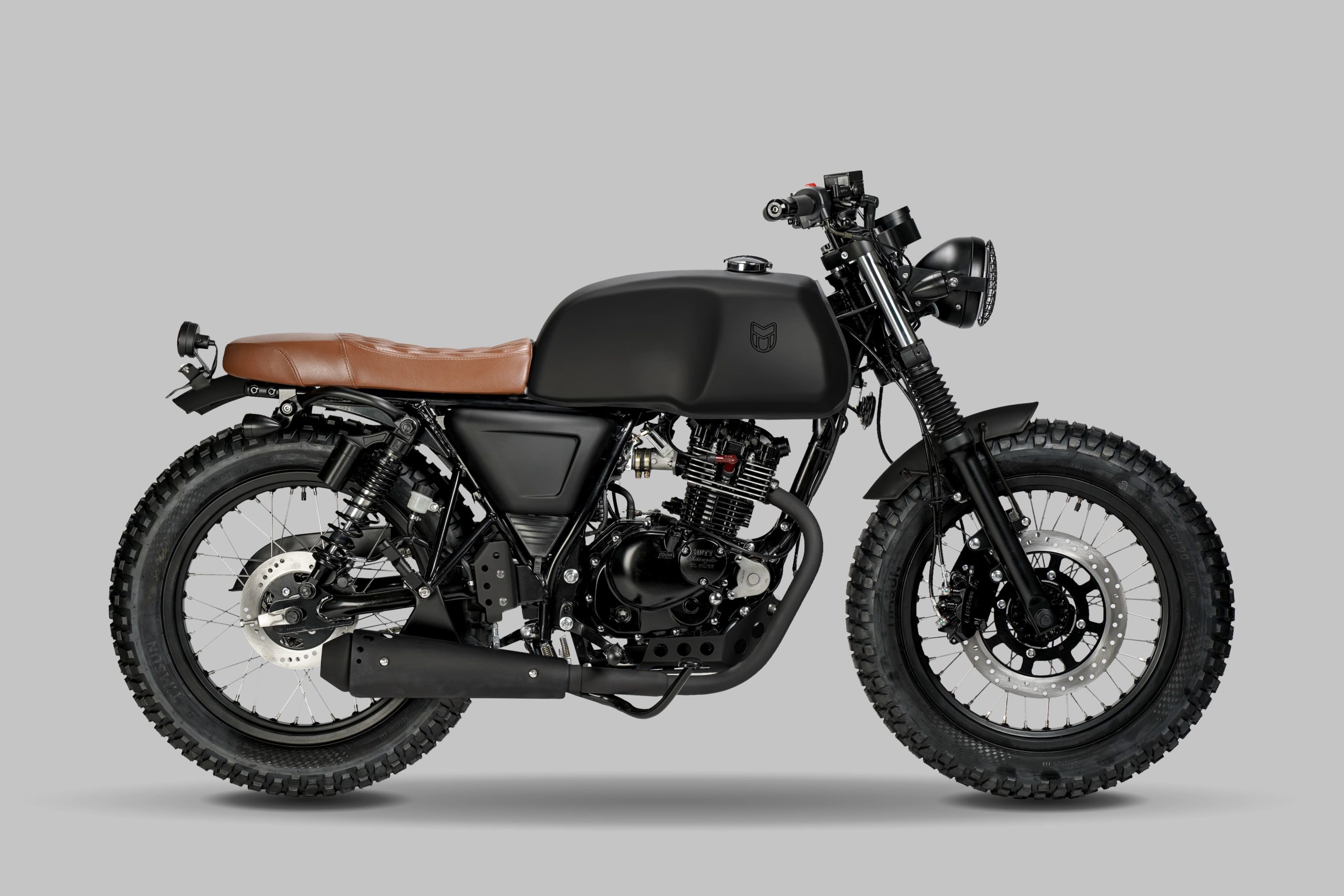Akita-125-All-Black-BROWN-SEAT-ST-RGHT-0421-scaled